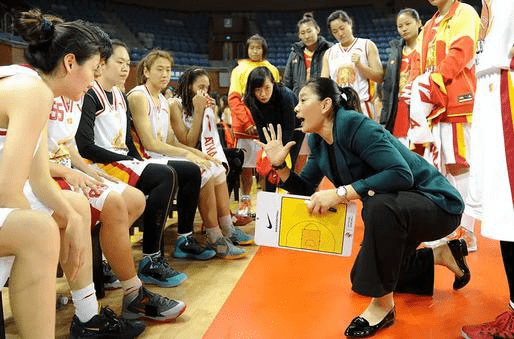 巩晓彬:和女篮主帅相恋9年,他分手后娶美女空姐,她54岁仍单身_指导