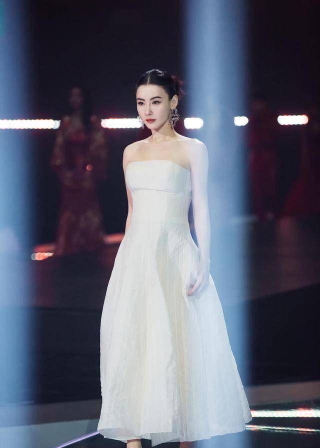 《理所当然》组,全员纯白闪亮造型,充满"未来机械姬"的时尚感,张柏芝