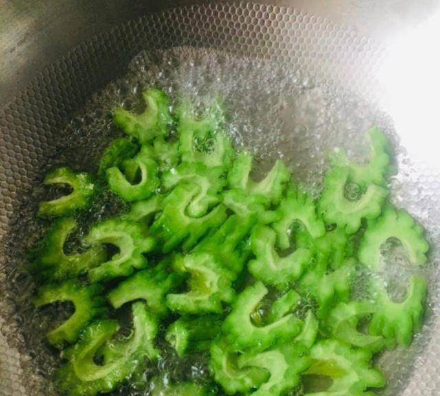 苦瓜拌海米,清热去火的夏日凉菜_油盐_食欲_解毒