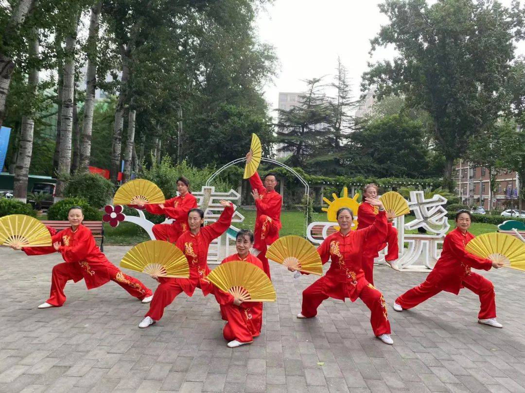 北京市海淀区太极拳协会大型太极功夫扇方阵首次亮相首都师范大学