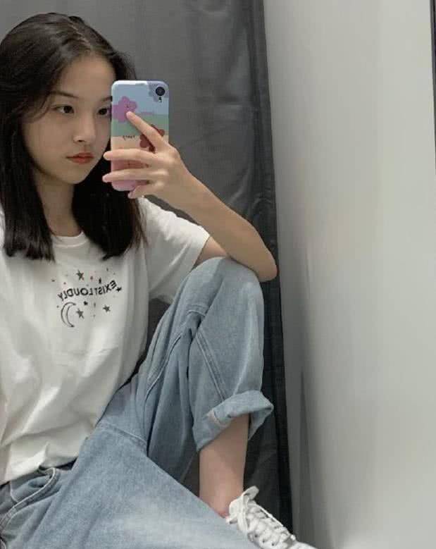 她真的很像一个14岁的女孩,从这张最近的照片来看,顾雨涵的时尚穿着也