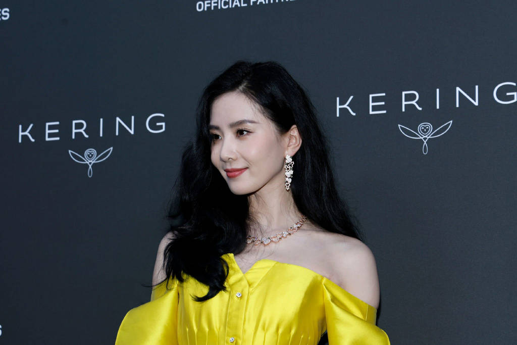 刘诗诗亮相戛纳红毯仪态好但无作品,礼服暗淡眼神迷茫靠珠宝衬托_电影