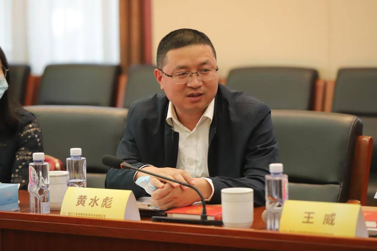 福建光泽县副书记黄水彪在交流讨论环节发表见解贵州普安县副县长于