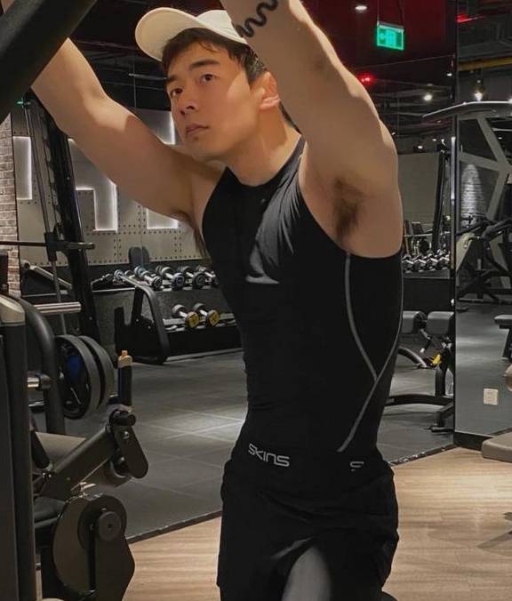 这枚健身房里的肌肉型男,男人味十足好养眼_哥哥_一身_帅哥