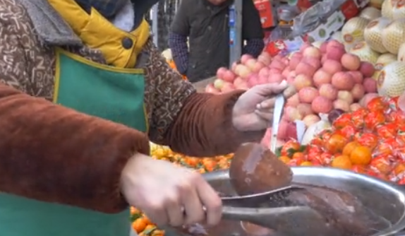 40岁大姐把“莲藕”这样做！10元一斤！每天收入让旁边摊主眼红！