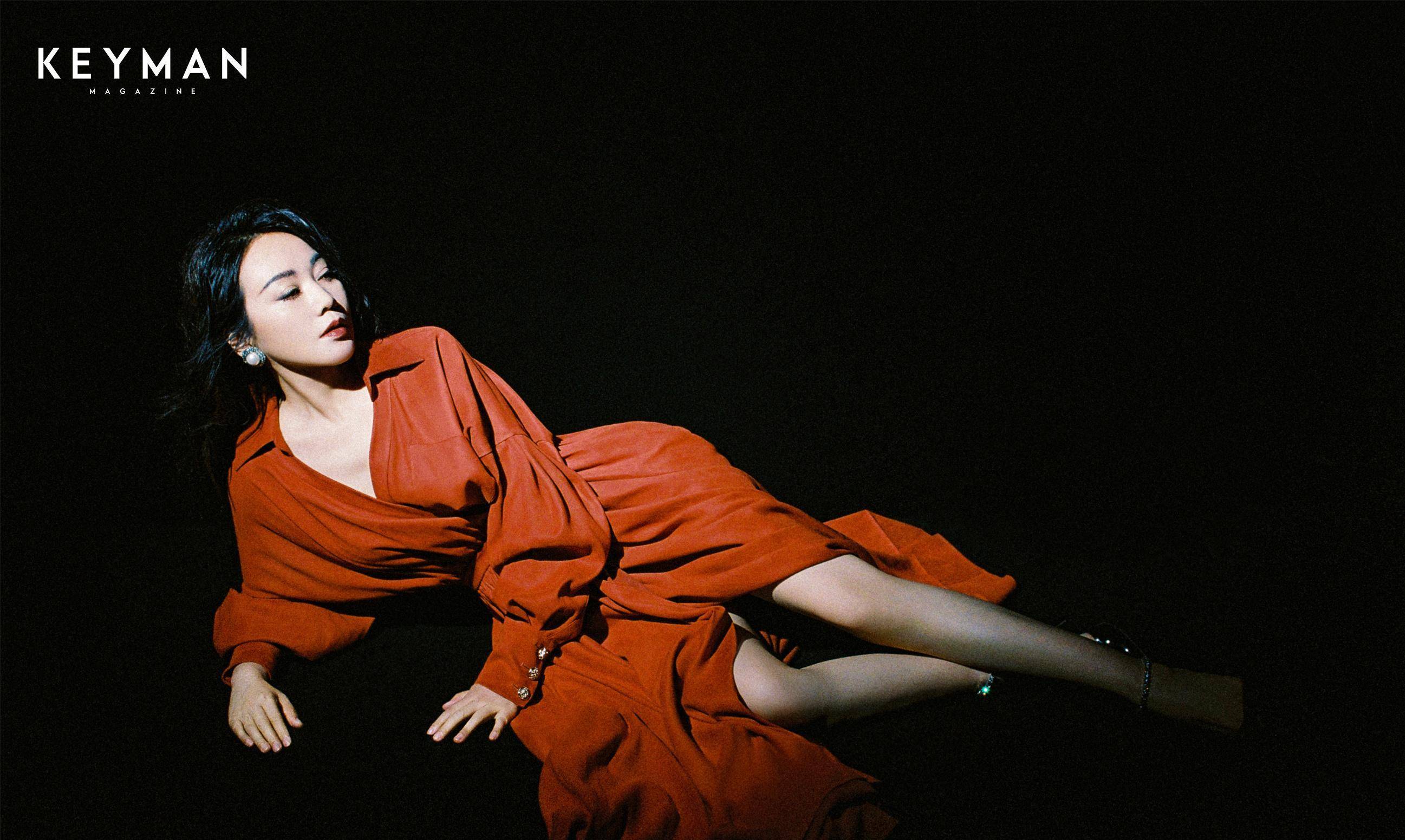 闫妮最新时尚大片,穿深v配渔网袜大秀美腿,52岁少女感爆棚