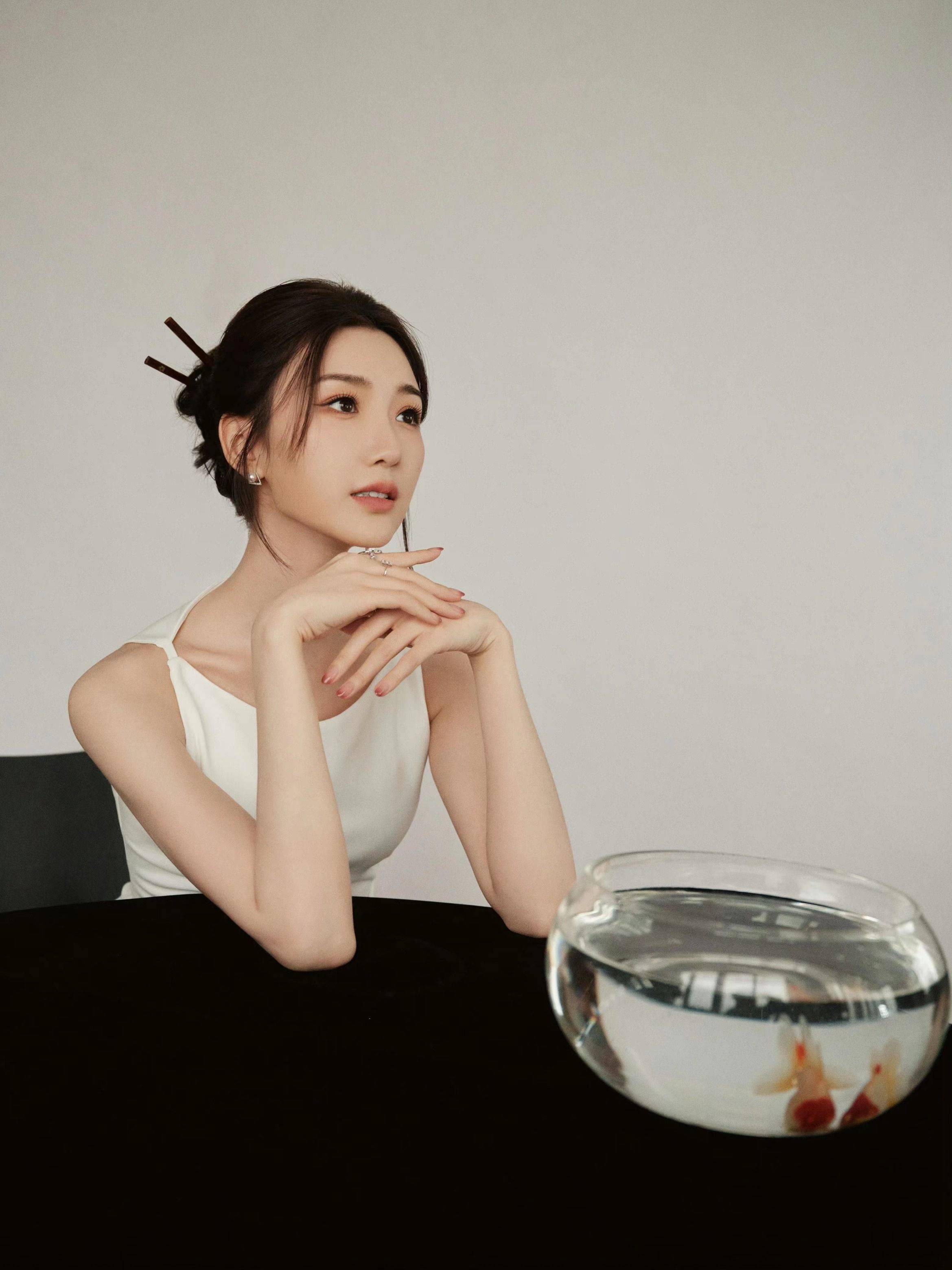 毛晓彤白色连衣裙高跟鞋性感写真_美得_样子_女神