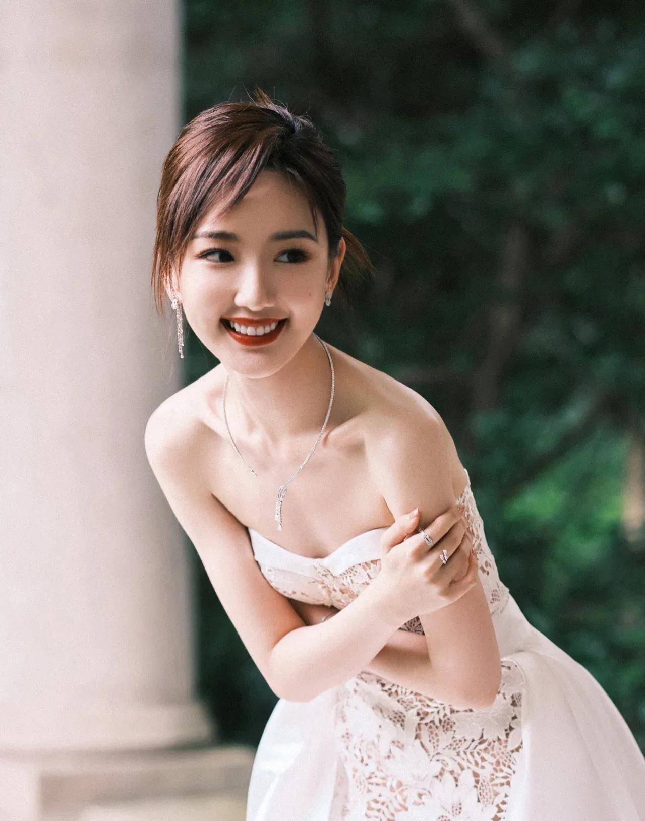 毛晓彤越来越漂亮越来越真实,穿黄色人鱼裙又是新高度_侵权_时尚_图片