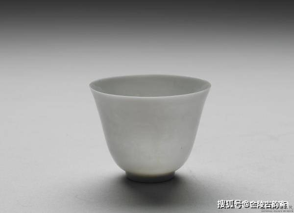纹杯传世成化官窑甜白瓷多是薄胎,盘,碗,杯多见,薄胎者有卵幕杯一种