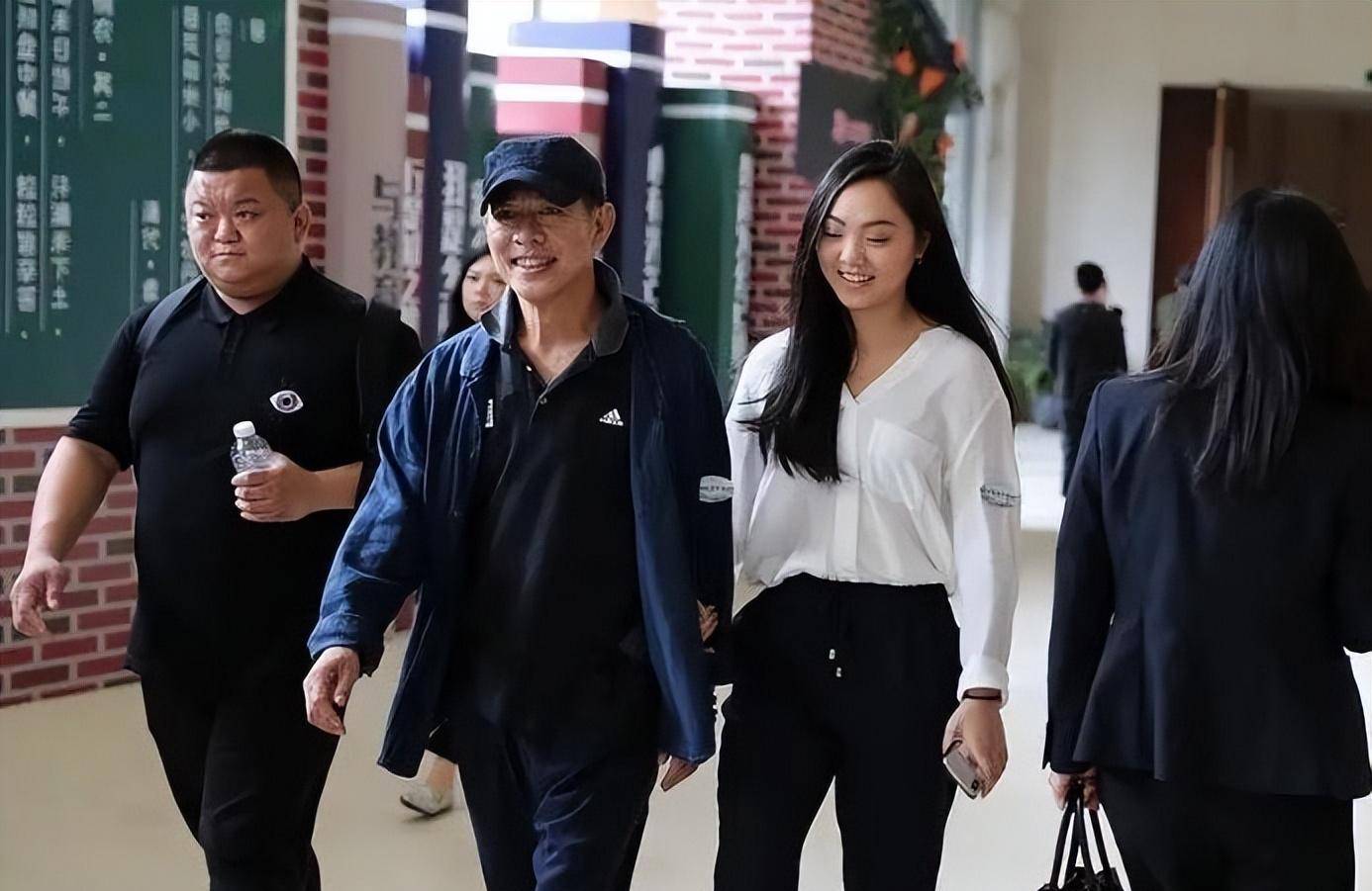 李连杰被曝定居欧洲,本人年轻不少,女儿们却没有继承母亲的美貌_照片