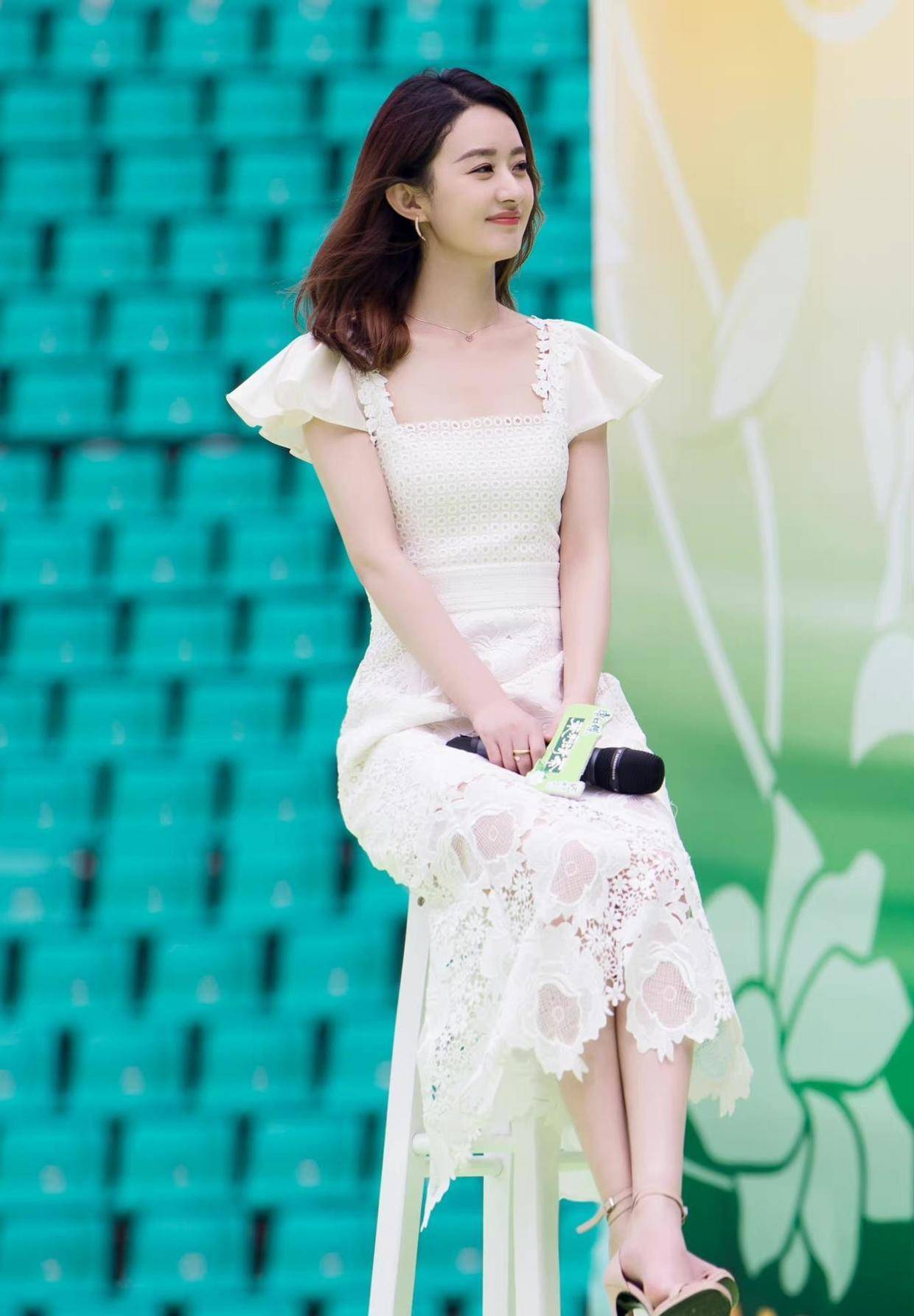 赵丽颖恢复单身后风格大变,一身黑色连衣裙高调亮相,气场开挂_时尚