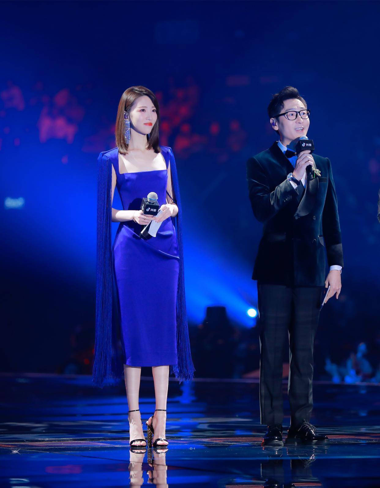 张纯烨才是真腿精,一袭红裙登台大气高级,这身材主持人里少见_款式