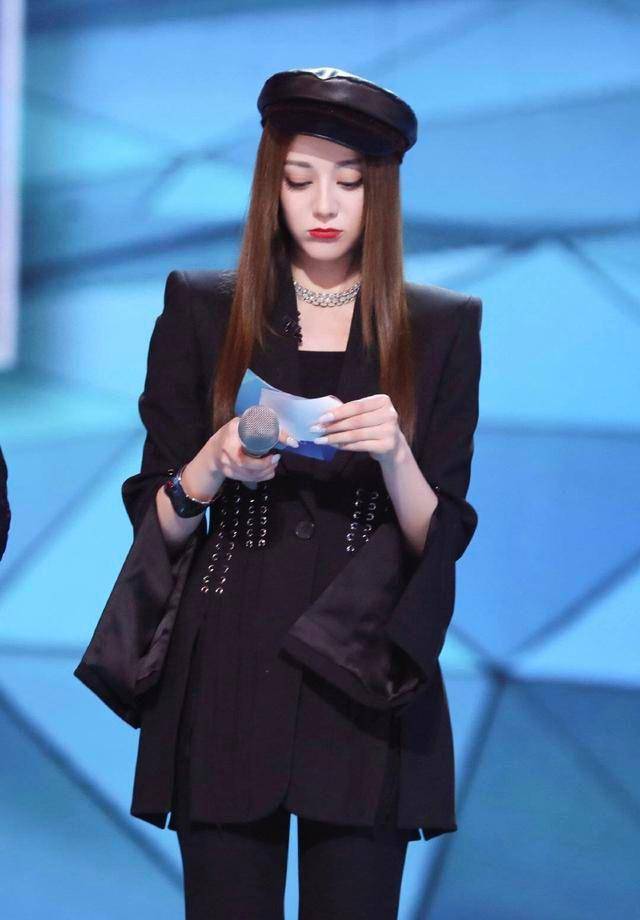 31岁杨颖也要装美,穿减龄百褶裙戴贝雷帽,波浪卷发难挡女人味_帽子