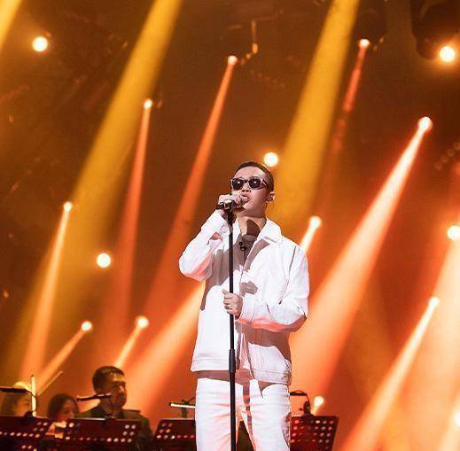 《嘻哈》歌手gai录节目,3年后发福成xl身材,粉丝都认不出了_周延_白色