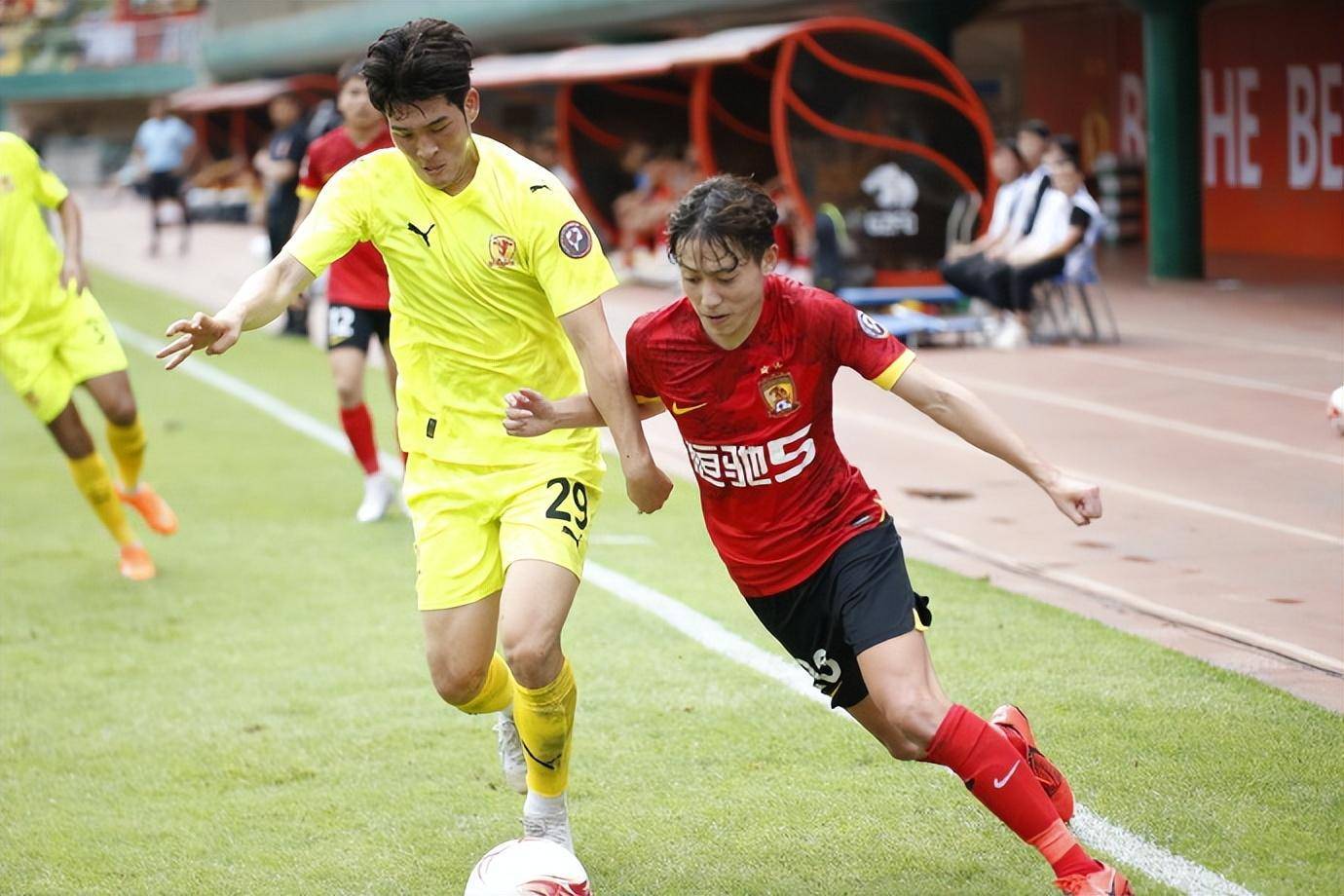 吴俊杰的行为不仅违反了比赛规则,而且也违背了体育精神和职业道德.