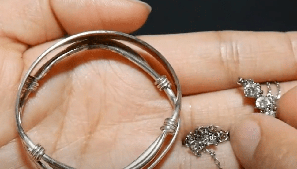 银手镯戴久了容易发黑?