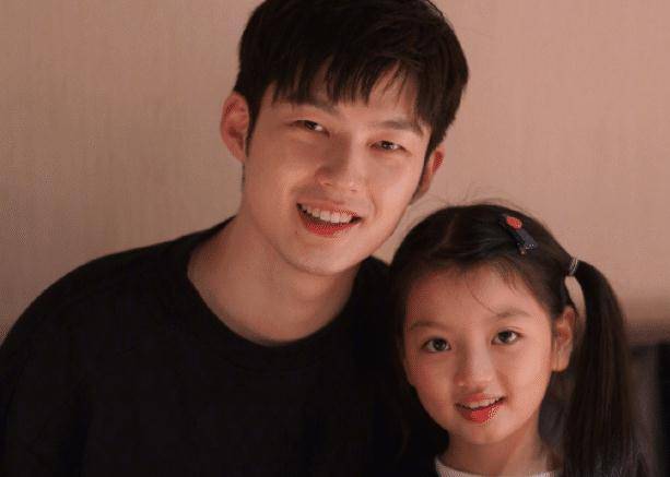 8岁阿拉蕾同框董力,"小山竹"近照曝光,邓伦宠爱的女孩长大了_节目