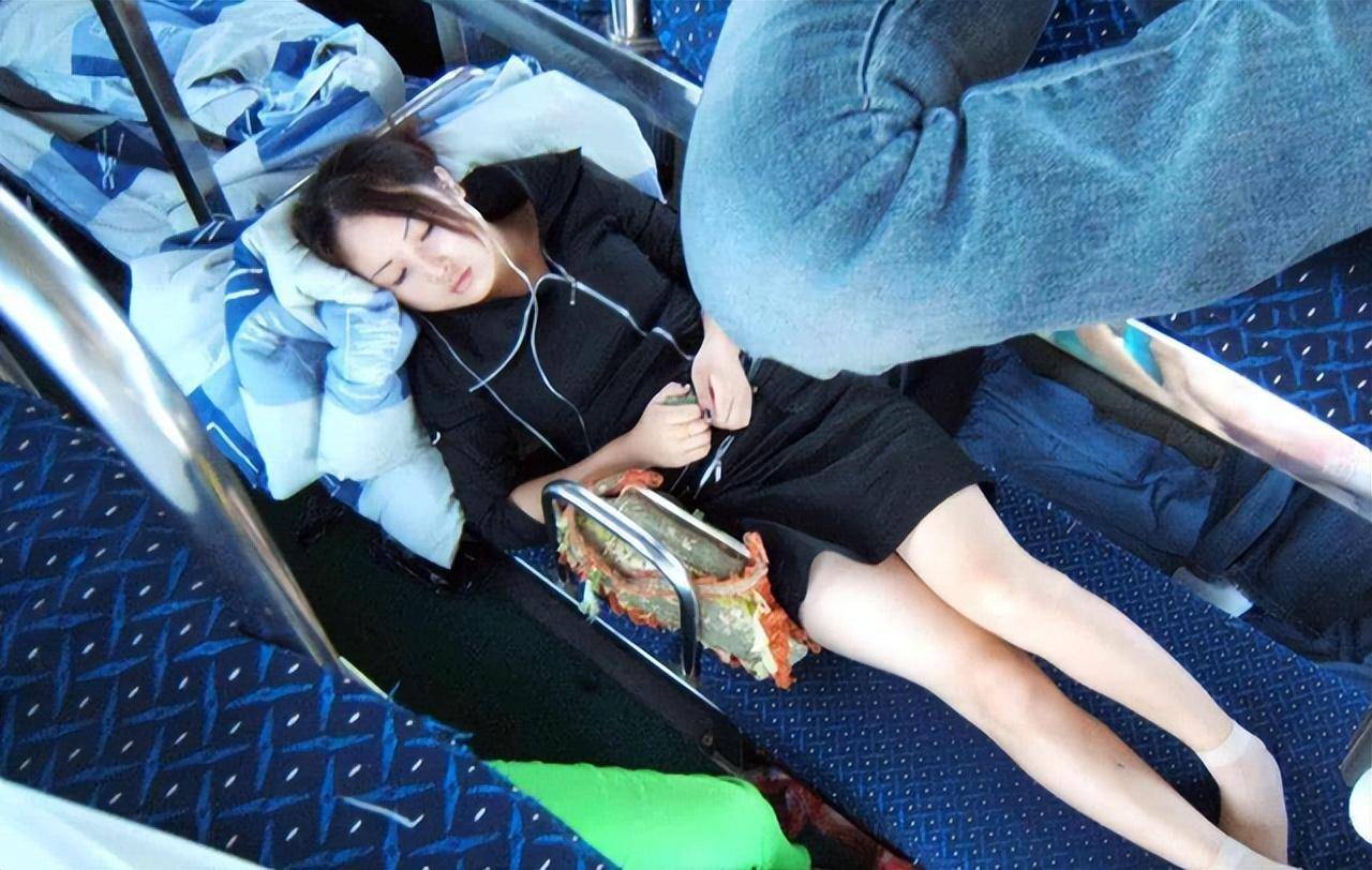 女孩火车硬座睡觉图片