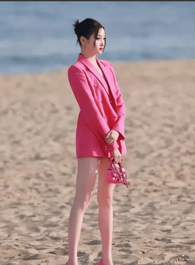 戛纳红毯,关晓彤被嘲膀大腰圆不如冰冰,不过大长腿依旧迷人_范冰冰