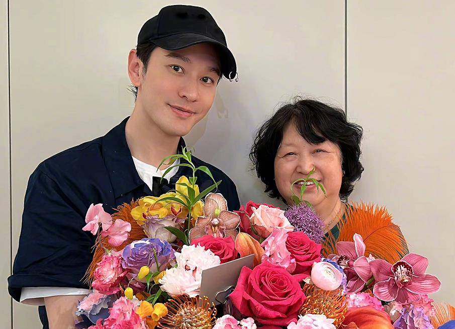 黄晓明520老家探望姥姥,400万金表显贵气,墙上贴儿子照片_奶奶_外婆
