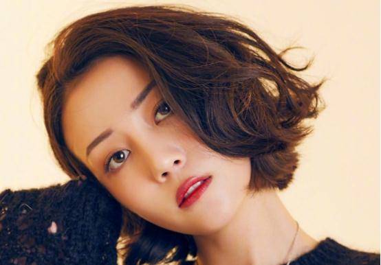 出道十多年,离开了杨幂的嘉行后,开始在出镜间卖起了洗发水_李溪芮