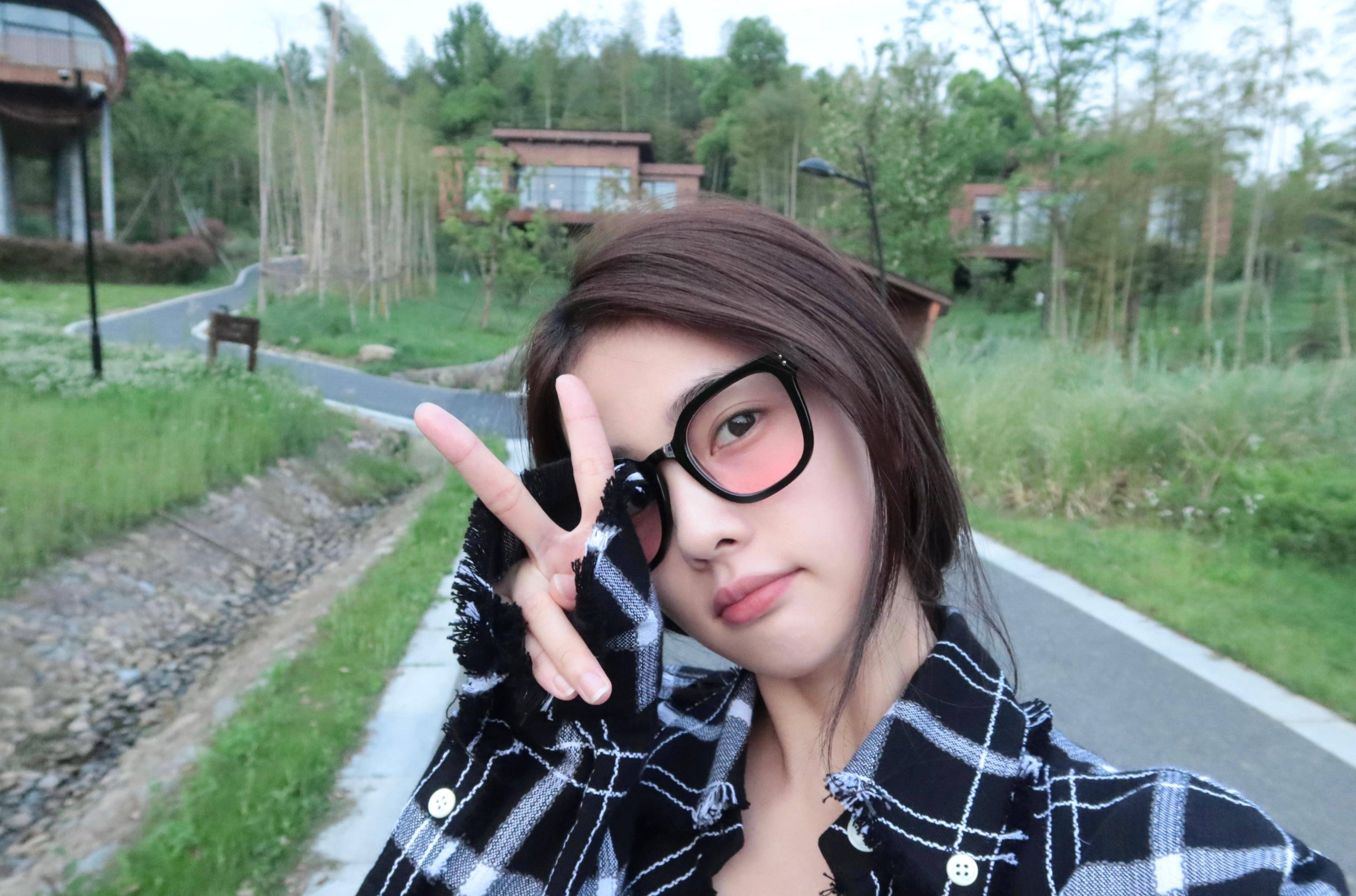 张小寒说没认出来素颜白鹿,还晒出对比照,网友:没认出来干嘛拍_化妆