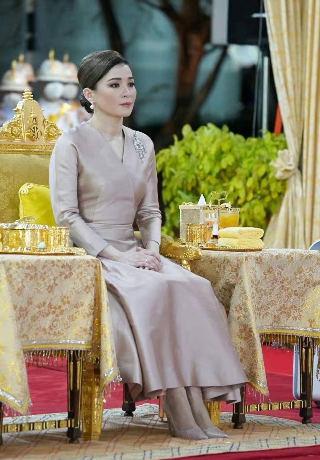 苏提达烟熏妆后像甄嬛一样回宫!