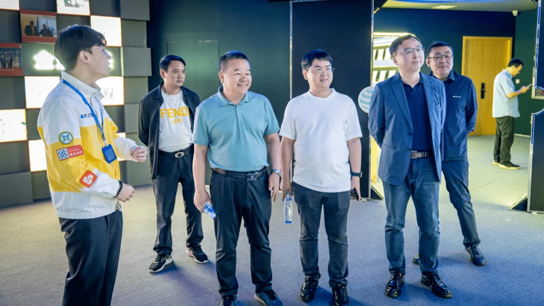 在运鸿集团董事长吴东的陪同下,领导一行先后实地参观了运鸿滨江田园