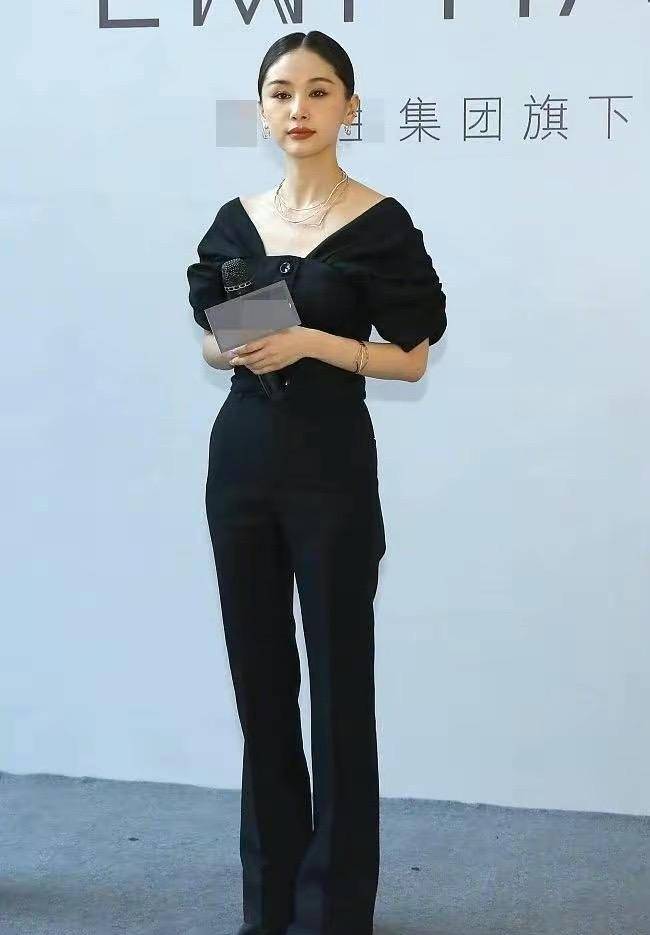 虽然全身都是黑色的衣服,但是由于高腰加上袖子的蓬松装饰,自然就把