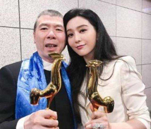 冯小刚与女星红毯合照,对比之前,"礼貌手"获赞!_徐帆_张涵予_徐朵