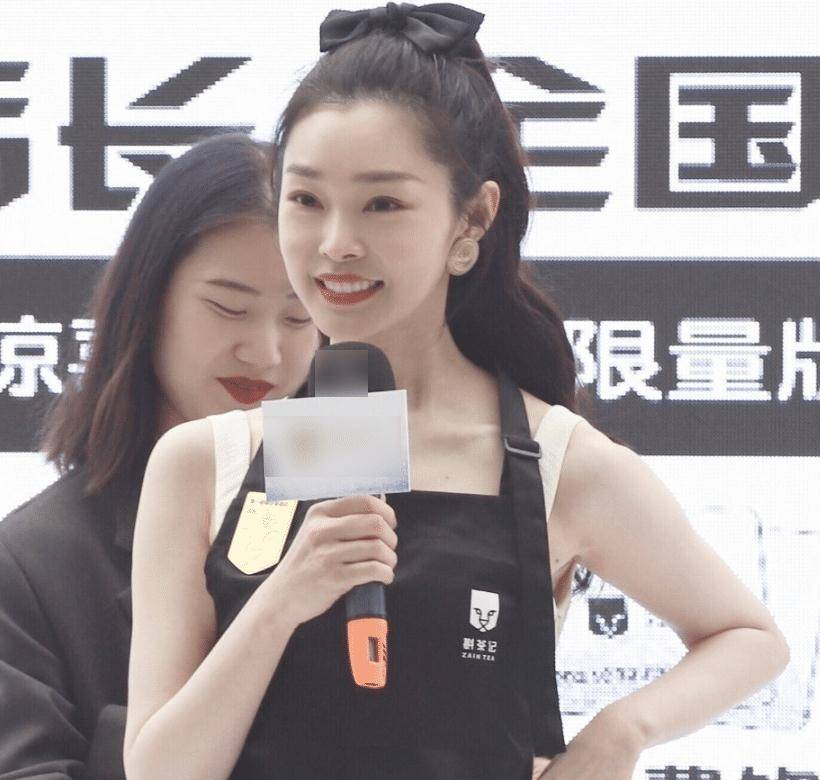 宋轶参加活动被抓拍,和路人对比白到发光,31岁真实颜值让人看呆_奶茶