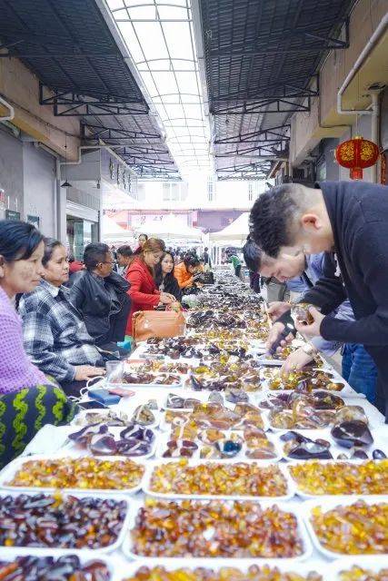 当琥珀遇上雕刻师!腾冲90后青年赋予它灵魂_胜局_缅甸_作品