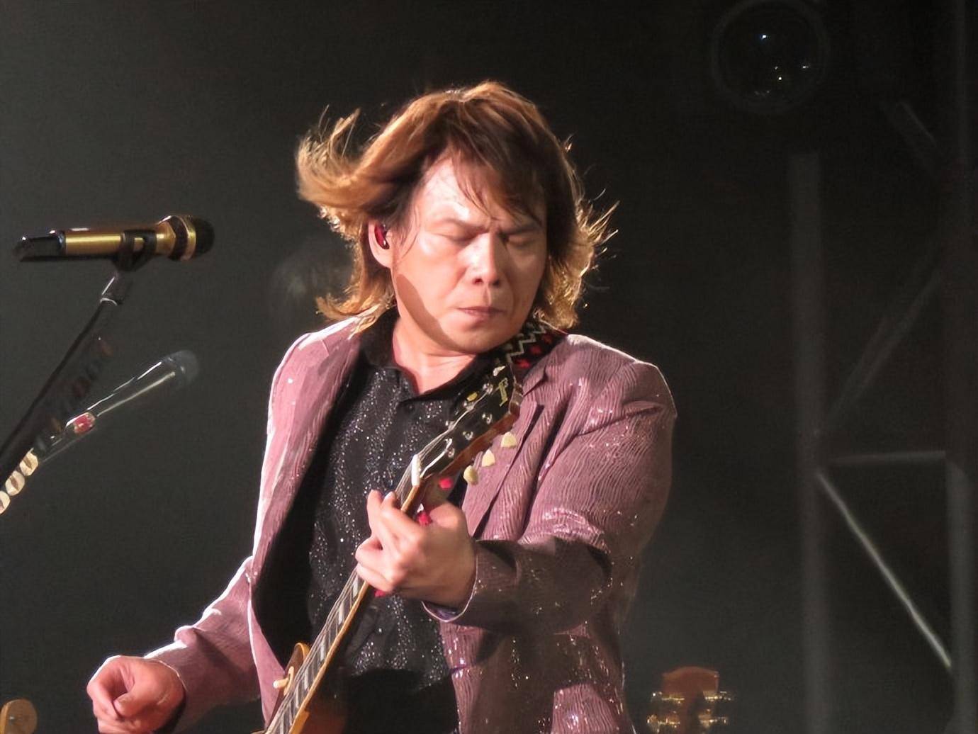 55岁伍佰演唱会,唱几句就停唱了,他穿着老气,尽显沧桑,知情人透露近况