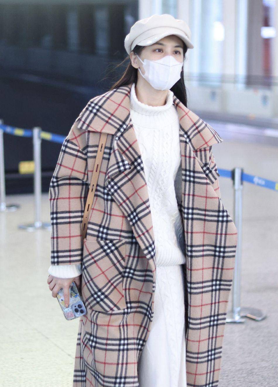 黄圣依一身潮装走机场,格子大衣阔腿裤,时髦又有气场_白色_身材_衣服