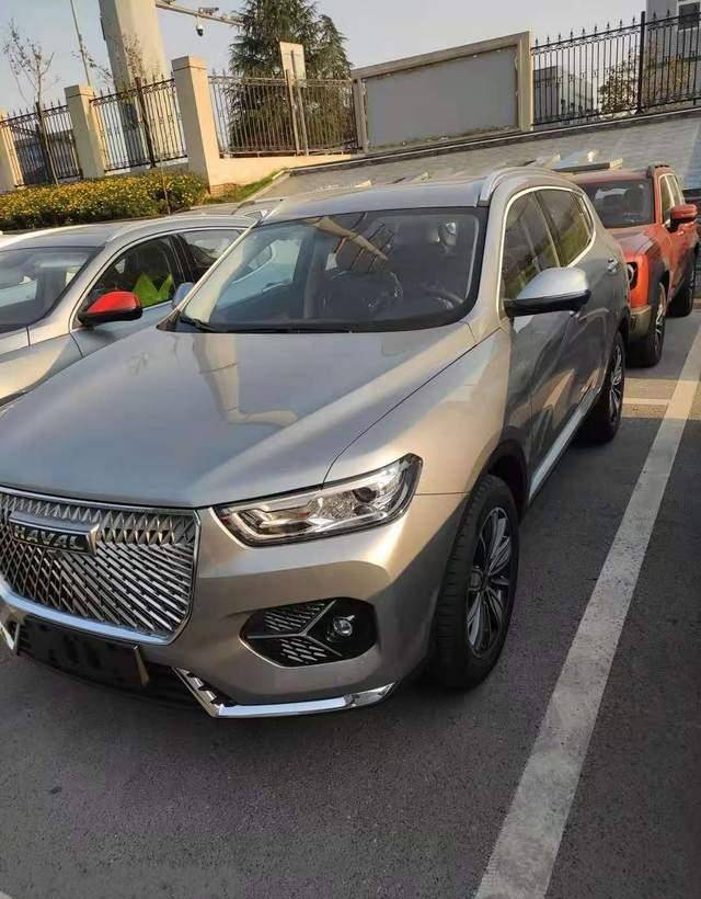 在圈子里逛到了一款非常帅气的哈弗h6,它的车色为"艾尔斯灰",这款车色