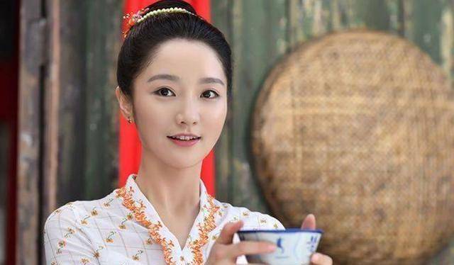 《小娘惹》:肖燕的努力不负收获,没有开挂命就不能翻身?