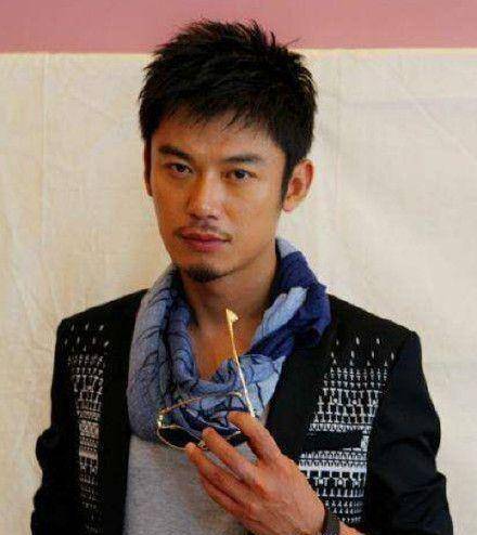 《雪豹》热播后收视不俗,他凭借戏中的军统特工孙鑫璞一角崭露头角