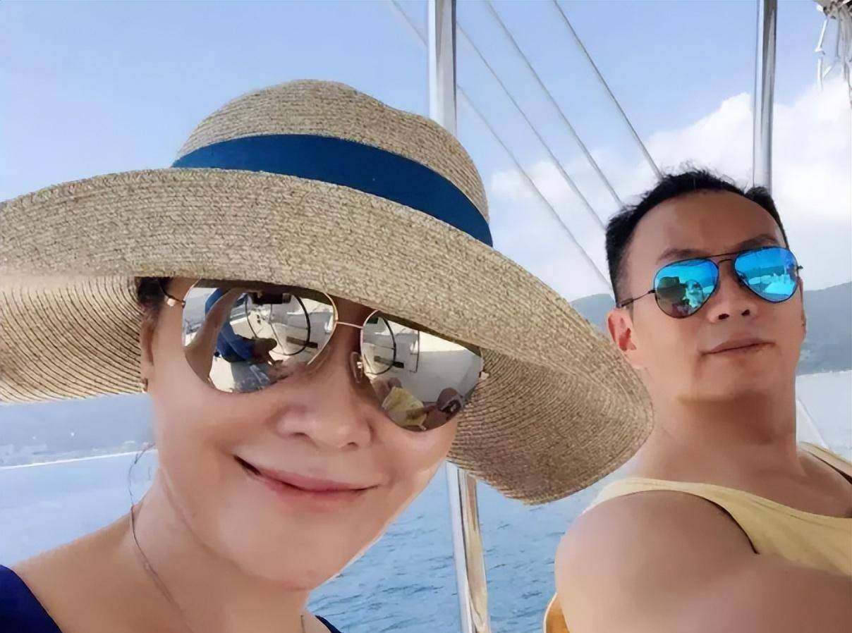 的谭江海父母也是当心,但是王小骞这时候也过来生育小孩的最佳年龄
