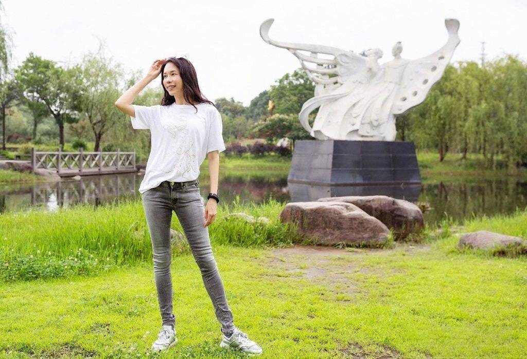 莫文蔚51岁不见老,穿流苏长衣配牛仔裤舒服自在,气质清新淡雅!