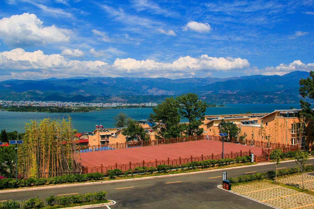 晚上一定要去吃西昌本地的烧场,推荐去小渔村附近的烧烤广场,基本上都