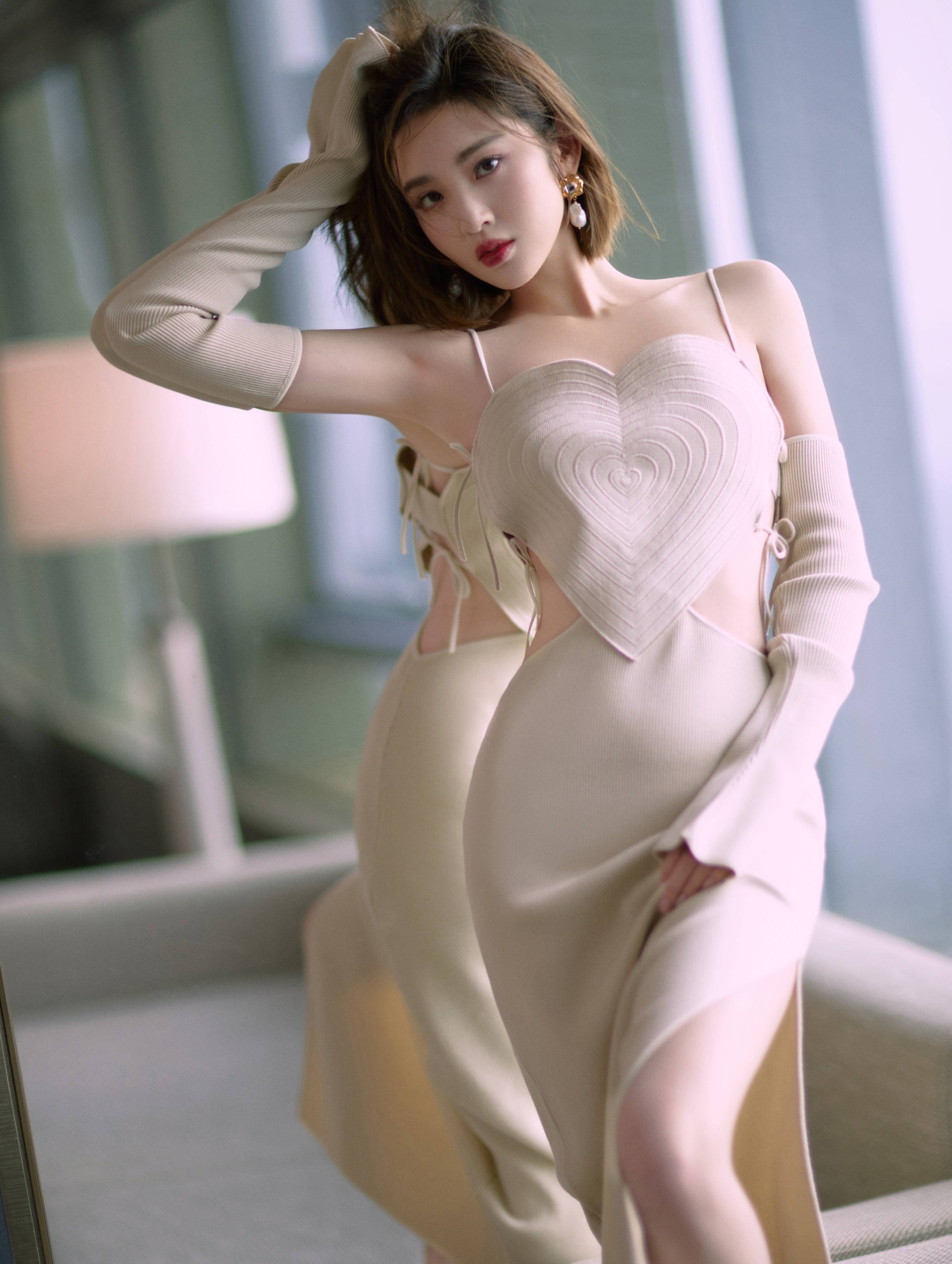 气质女神唐艺昕太美了,满天星落在你的身上,衬着你清丽之美_才华_演艺