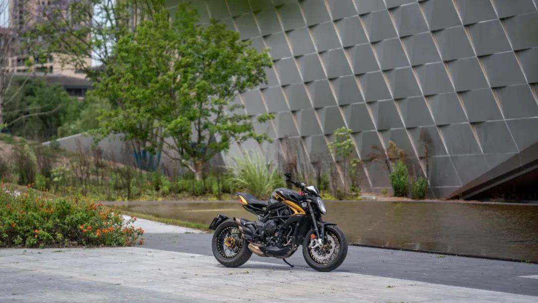 详细测评mv奥古斯塔dragster800rr|不甘世俗的西装暴徒_搜狐汽车_搜狐