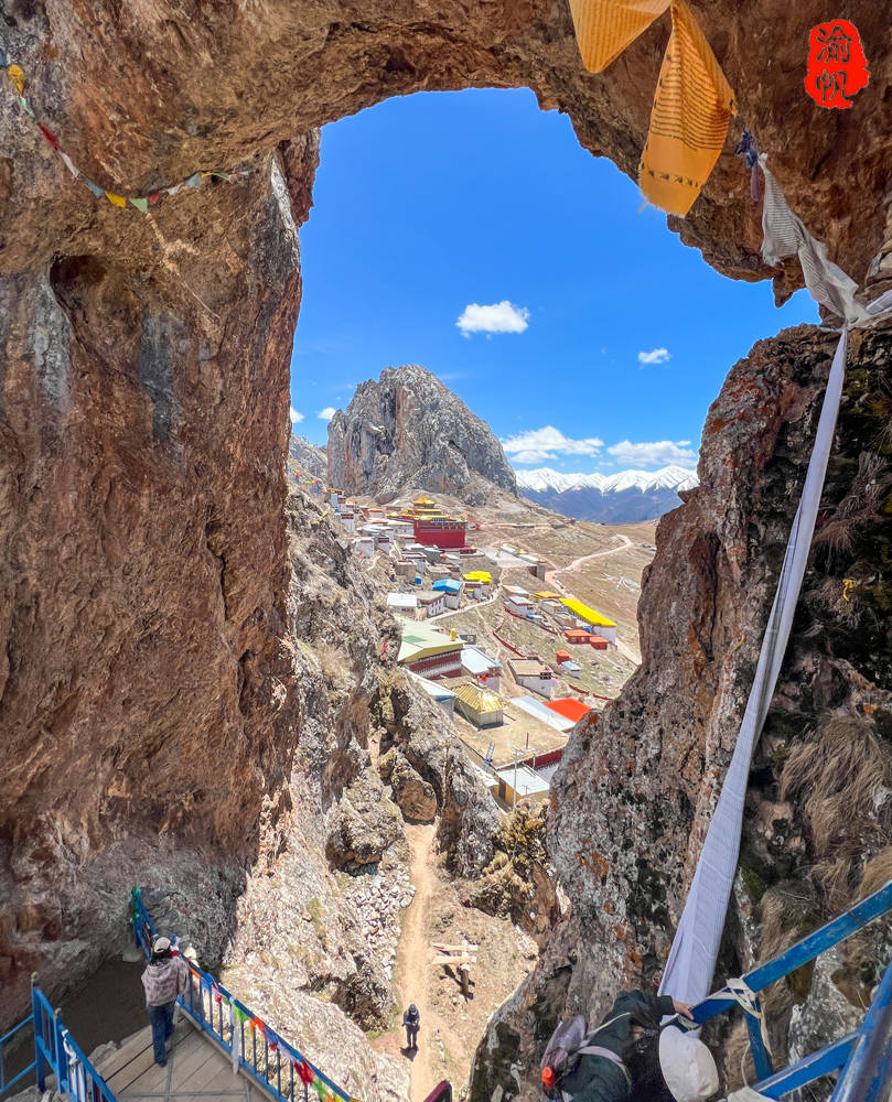 孜珠寺的建築層層疊疊,山間有很多山洞與懸空的房屋,皆是僧眾修行閉關