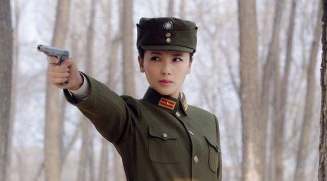 8位女星军装照:佟丽娅飒气,杨幂有灵气,孙俪最有辨识度_军人_赵丽颖