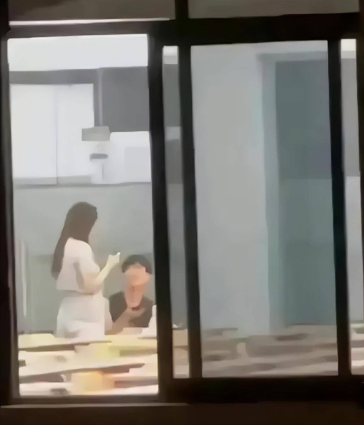 四川传媒学院一对情侣在教室里热情高涨,大学生恋爱如何把控_对方