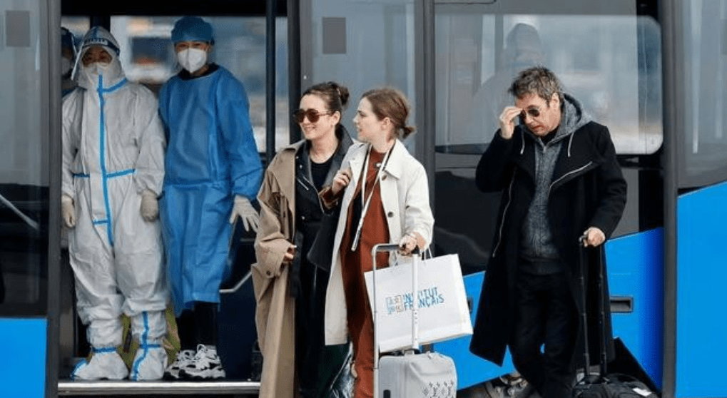 75岁让·米歇尔牵手巩俐!