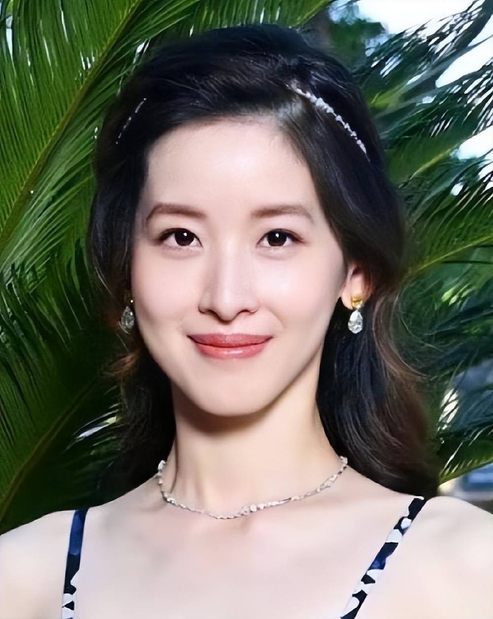 章泽天戛纳晚宴惊艳亮相,一袭紧致黑礼服,散发出迷人的魅力_女性_成功