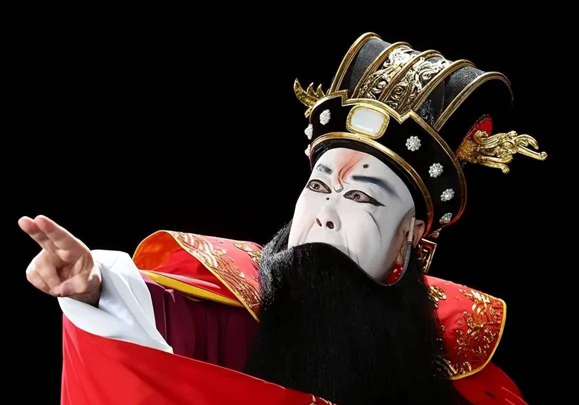 在京剧中他是以白脸奸臣的扮相出场,在历代文人士大夫的评价中他的