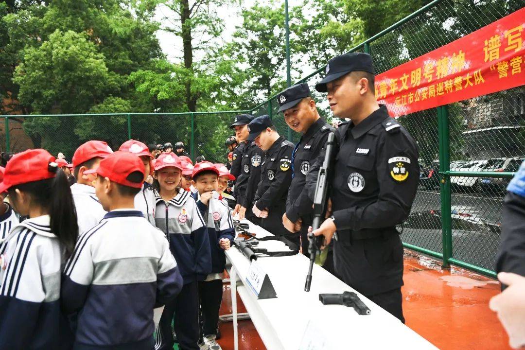 在特警隊員的引導下,孩子們