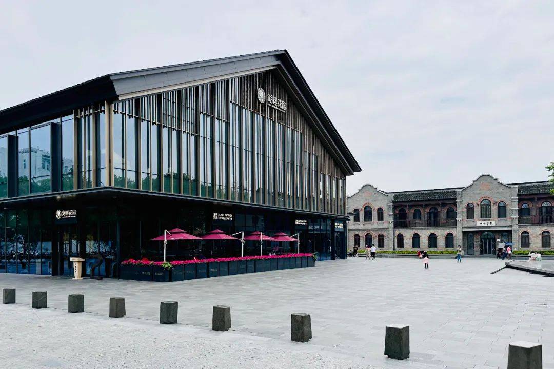 向东会有一个街区的缓冲,这里我们足以看到南湖天地街区建筑形态的